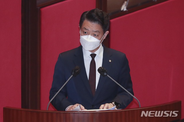 [서울=뉴시스]김진아 기자 = 김영호 더불어민주당 의원이 19일 오후 서울 여의도 국회에서 열린 본회의에서 정치·외교·통일·안보에 관한 질문을 하고 있다. (공동취재사진) 2021.04.19. photo@newsis.com