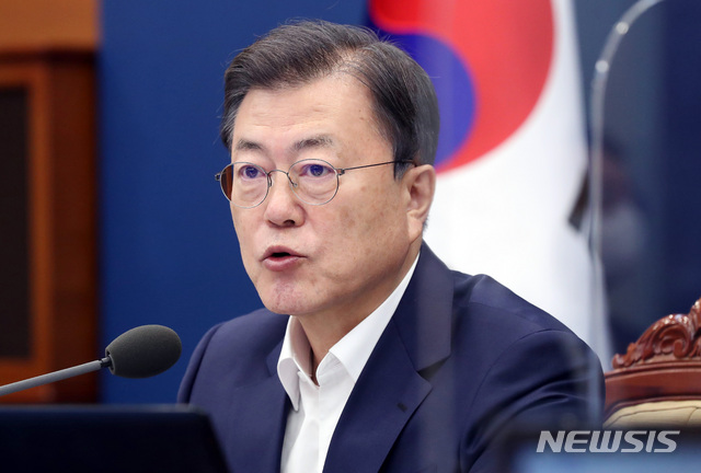 [서울=뉴시스]박영태 기자 = 문재인 대통령이 19일 오후 청와대 여민관에서 열린 수석·보좌관회의에 참석해 발언하고 있다. 2021.04.19. since1999@newsis.com