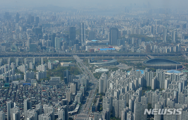 [서울=뉴시스]조수정 기자 = 19일 한국부동산원에 따르면 올해 서울 아파트값 상승률 중 송파구가 1.77%로 서울 25개 구 중 가장 높은 것으로 나타났다. 2위는 강남구와 노원구가 1.42%로 뒤를 이었다. 사진은 19일 서울 송파구 롯데월드타워 전망대 서울스카이에서 바라본 서울 송파구(아래), 강남구(위) 일대 아파트 단지. 2021.04.19. chocrystal@newsis.com