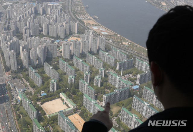 [서울=뉴시스]조수정 기자 =&nbsp; 서울 송파구 롯데월드타워 전망대 서울스카이에서 바라본 서울 송파구 잠실 5단지(아래). 2021.04.19. chocrystal@newsis.com