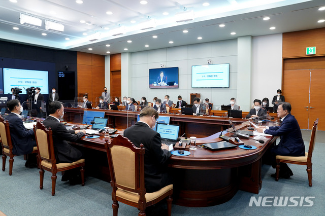 [서울=뉴시스]박영태 기자 = 문재인 대통령이 19일 오후 청와대 여민관에서 열린 수석·보좌관회의를 주재하고 있다. 2021.04.19. since1999@newsis.com