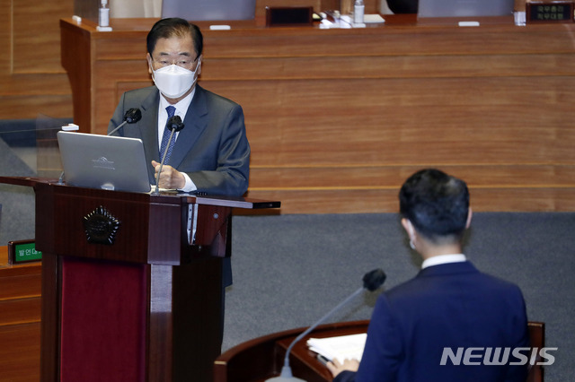 [서울=뉴시스]최동준 기자 = 정의용 외교부 장관이 19일 서울 여의도 국회 본회의장에서 열린 제386회 국회(임시회) 정치·외교·통일·안보 분야 대정부질문에 출석해 더불어민주당 김영호 의원 질의에 답변하고 있다. 2021.04.19. photocdj@newsis.com