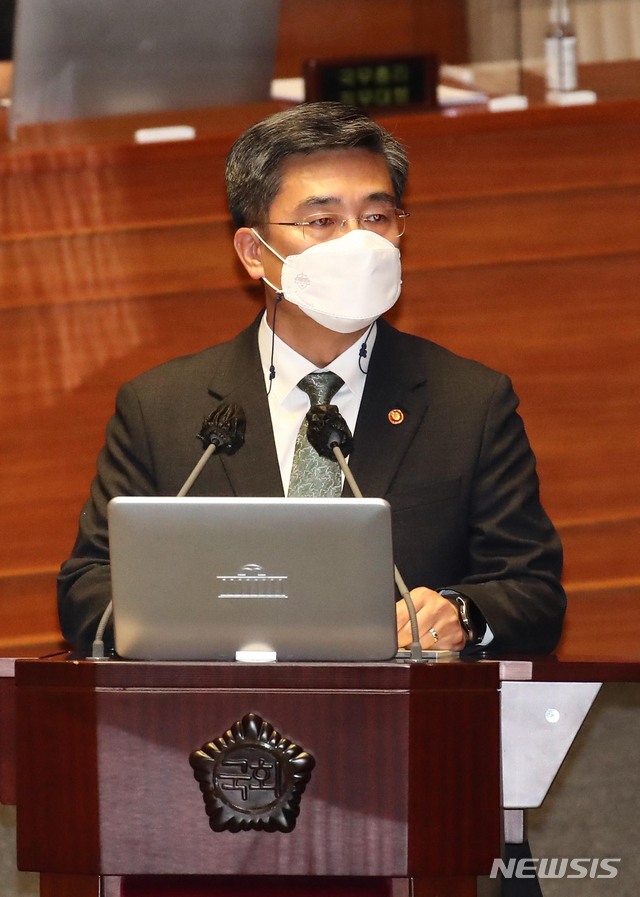 [서울=뉴시스]김진아 기자 = 서욱 국방부 장관이 19일 서울 여의도 국회 본회의장에서 열린 정치·외교·통일·안보 분야 대정부질문에서 의원들의 질문에 답변하고 있다. (공동취재사진) 2021.04.19. photo@newsis.com