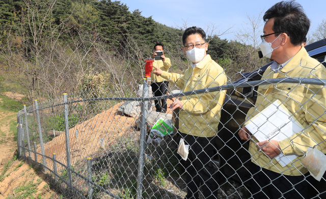 [양양=뉴시스]강종민 기자 = 아프리카돼지열병 방역실태 점검에 나선 김현수 농림축산식품부 장관이 19일 오후 강원도 양양군 손양면의 양돈밀집단지 인근에 설치된 울타리를 살펴보고 있다. (사진=농식품부 제공) 2021.04.19. photo@newsis.com *재판매 및 DB 금지