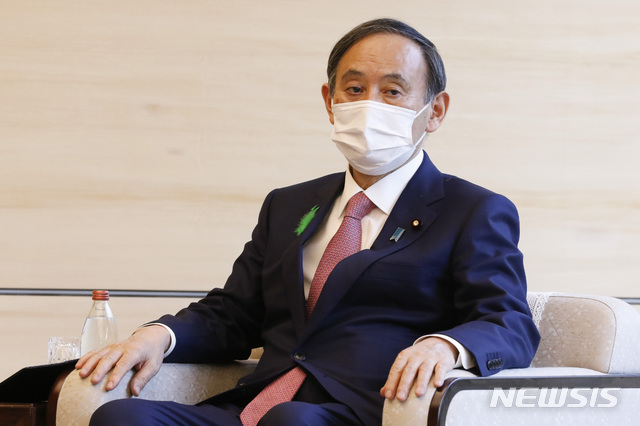 [도쿄=AP/뉴시스]스가 요시히데 일본 총리가 지난 19일 도쿄 총리 관저에서 알록 샬마 유엔기후변화협약 당사국 총회(COP26) 의장을 만나고 있다. 2021.04.23. 