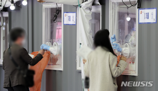 [서울=뉴시스]최진석 기자 = 코로나19 하루 신규 확진자가 532명으로 집계돼 6일 만에 500명대로 감소한 19일 서울 중구 서울역 광장에 마련된 임시 선별검사소에서 시민들이 코로나19 검사를 받고 있다. 2021.04.19. myjs@newsis.com