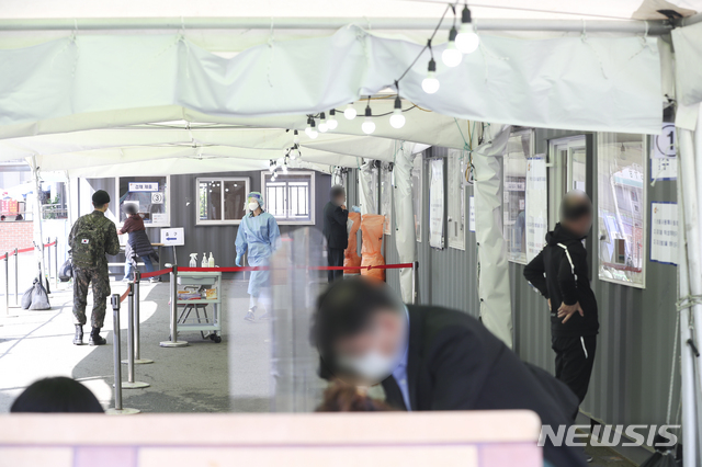 [서울=뉴시스]최진석 기자 = 코로나19 하루 신규 확진자가 532명으로 집계돼 6일 만에 500명대로 감소한 지난 19일 서울 중구 서울역 광장에 마련된 임시 선별검사소에서 시민들이 코로나19 검사를 받고 있다. 2021.04.19. myjs@newsis.com