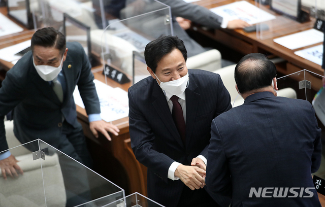 [서울=뉴시스]박주성 기자 = 오세훈 서울시장이 19일 오후 서울 중구 서울시의회에서 열린 '제300회 시의회 임시회'에 참석해 의원들과 인사 나누고 있다. 2021.04.19. park7691@newsis.com