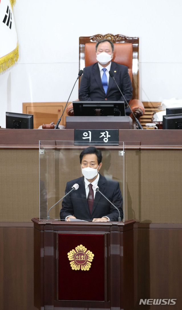 [서울=뉴시스]박주성 기자 = 오세훈 서울시장이 19일 오후 서울 중구 서울시의회에서 열린 '제300회 시의회 임시회'에 참석해 인사말을 하고 있다. 2021.04.19. park7691@newsis.com