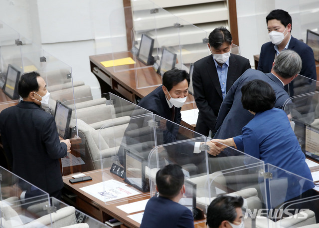 [서울=뉴시스]박주성 기자 = 오세훈 서울시장이 19일 오후 서울 중구 서울시의회에서 열린 '제300회 시의회 임시회'에 참석해 의원들과 인사 나누고 있다. 2021.04.19. park7691@newsis.com