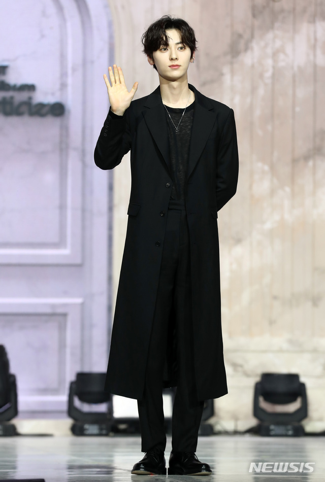 [서울=뉴시스]이영환 기자 = 뉴이스트(NU'EST) 멤버 민현이 19일 오후 서울 광진구 예스24 라이브홀에서 열린 정규 2집 Romanticize 쇼케이스에서 포즈를 취하고 있다. 2021.04.19. 20hwan@newsis.com