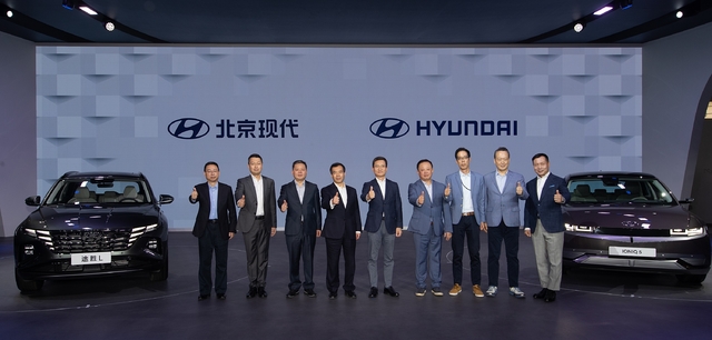 [서울=뉴시스]쉬아이민(왼쪽부터) 북경현대 기술센터장, 판징타오 북경현대 판매부본부장, 췐홍량 북경현대 동사장, 장시용 북경기차그룹 총경리, 이광국 중국사업총괄 사장, 최동우 북경현대 총경리, 차석주 현대중국기술연구소 부사장, 이혁준 현대차그룹 중국 유한공사 전무, 리홍펑 현대차·기아 브랜드 및 판매부문 총괄이 19일(현지시각) 중국 상하이 컨벤션 센터(National Exhibition and Convention Center)에서 열린 ‘2021 상하이 국제 모터쇼(2021 Shanghai International Automobile Industry Exhibition)’에 참석해 기념촬영을 하고 있다. (사진=현대자동차 제공) 2021.04.19. photo@newsis.com *재판매 및 DB 금지