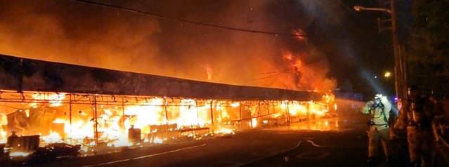 [부산=뉴시스] 20일 오전 부산 동구 부산역 인근 풍물거리 내 포장마차촌에서 불이 났다. 2021.04.20. (사진=부산소방재난본부 제공). photo@newsis.com *재판매 및 DB 금지