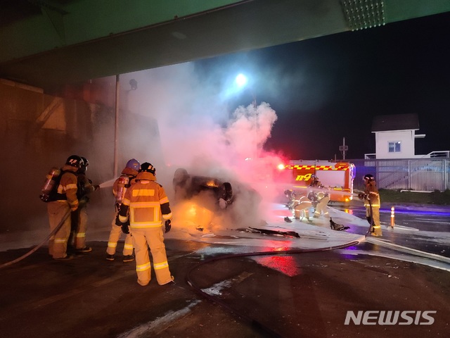 [인천=뉴시스] 김동영 기자 = 20일 오전 인천 남동구 고잔동 한 도로를 주행 중이던 레이 승용차가 도로 구조물을 들이받았다. 2021. 4.20. (사진=인천소방본부 제공)