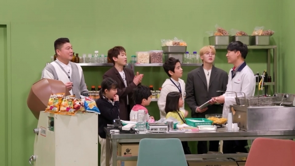 [서울=뉴시스]채널S에서 지난 8일 첫 방송된된 '잡동산'. 특정 직업 전문가가 출연해 아이들에게 자신의 직업에 대해 설명한다. 아이들은 두 직업을 체험하고 두 직업 중 더 끌리는 직업을 최종 선택한다.(사진=방송화면 캡처)2021.04.20 photo@newsis.com *재판매 및 DB 금지