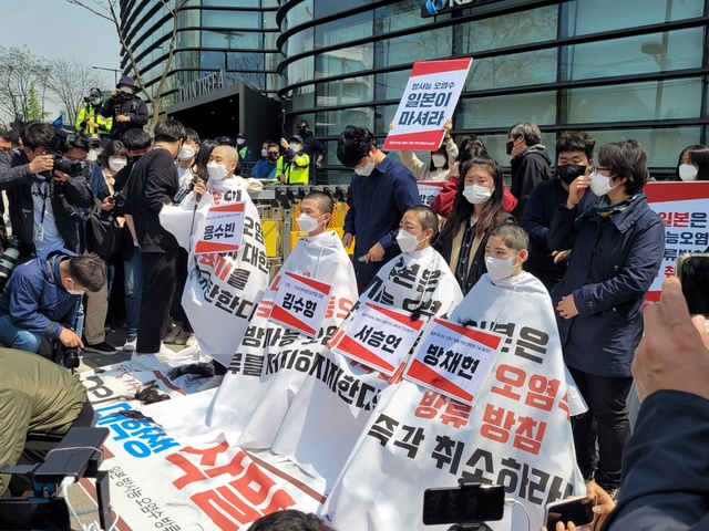 [서울=뉴시스]정유선 기자= 삭발을 마친 대진연 관계자가 발언하는 모습.  2021.4.20. *재판매 및 DB 금지