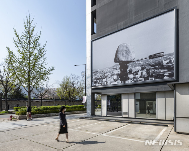 [서울=뉴시스] 갤러리현대 아트 빌보드 프로젝트 박현기 '무제'. 사진=갤러리현대 제공. 2021.4.21. photo@nwsis.com
