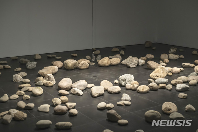 [서울=뉴시스] 박현기, Untitled, 1983(2015년 재제작), 돌과 마이크, 스피커, 소리, 가변크기 (사진 제공 = 갤러리현대) 