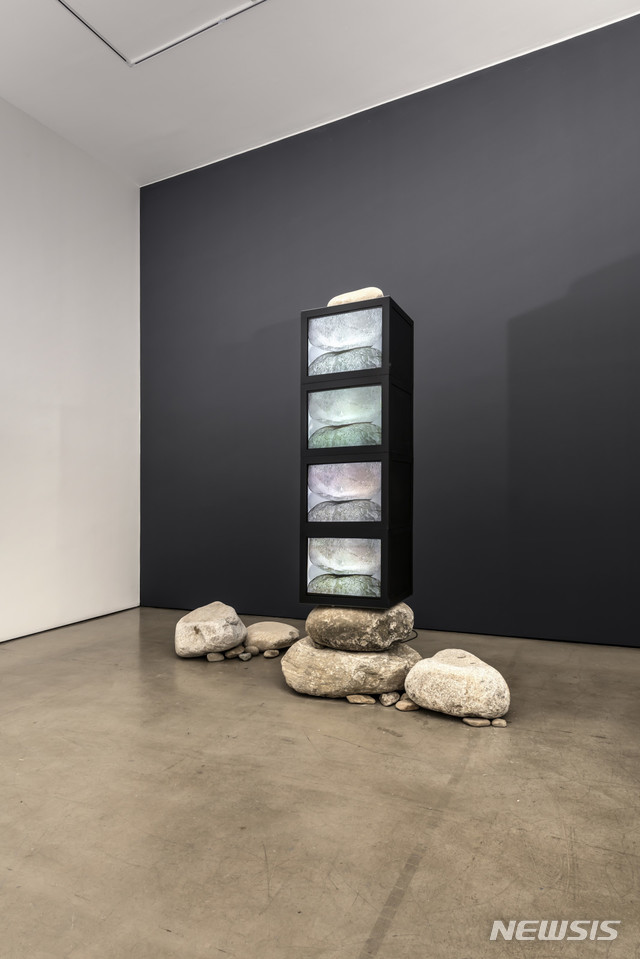 [서울=뉴시스] 박현기, Untitled, 1988(2021년 재제작), 싱글 채널 비디오, 컬러, 무음; 모니터, 돌, 가변크기 (사진 제공 = 갤러리현대)