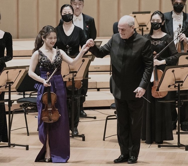 [서울=뉴시스] 김봄소리, 한스 그라프. 2021.04.20. (사진 = 싱가포르 심포니 오케스트라 인스타그램 캡처) photo@newsis.com