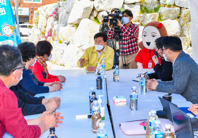 [울산=뉴시스] 구미현 기자 = 박태완 울산 중구청장이 20일 태화시장 2공영주차장에서 열린 국민권익위 장터 이동신문고를 찾아 국민권익위원회와 함께 시장 상인과 이용 주민들을 고충민원을 청취하고 있다. 2021.04.20. (사진=울산시 중구 제공)photo@newsis.com *재판매 및 DB 금지