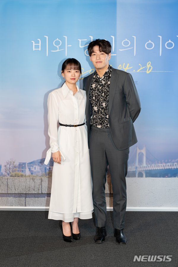 [서울=뉴시스] 영화 '비와 당신의 이야기' 강하늘 천우희. (사진=키다리이엔티 제공) 2021.04.20 photo@newsis.com