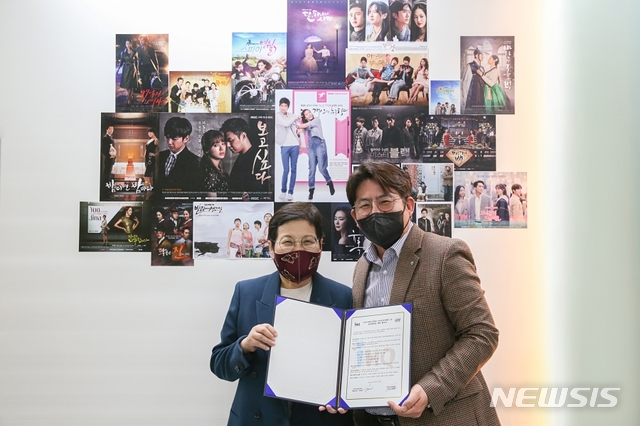 [서울=뉴시스](사진 왼쪽부터)조윤정 빅토리콘텐츠 대표, 박종진 IHQ 총괄사장. (사진=IHQ 제공) 2021.04.20. photo@newsis.com