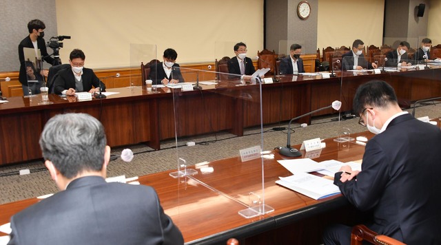 [서울=뉴시스]이억원 기획재정부 차관이 20일 오전 서울 중구 은행회관에서 열린 '거시경제 금융회의'를 주재하고 있다. (사진=기획재정부 제공) 2021.04.20. photo@newsis.com *재판매 및 DB 금지