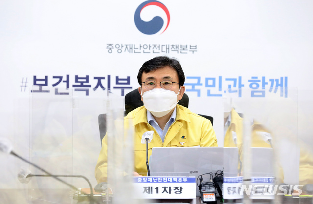 [세종=뉴시스]강종민 기자 = 권덕철 중앙재난안전대책본부 1차장(보건복지부 장관)이 20일 오전 정부세종청사에서 열린 코로나19 대응 중대본 회의에서 모두발언을 하고 있다. 2021.04.20.&nbsp; ppkjm@newsis.com
