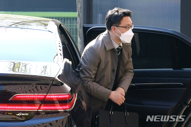 [과천=뉴시스]고승민 기자 = 김진욱 고위공직자범죄수사처장이 20일 정부과천청사로 출근하고 있다. (공동취재사진) 2021.4.20. photo@newsis.com