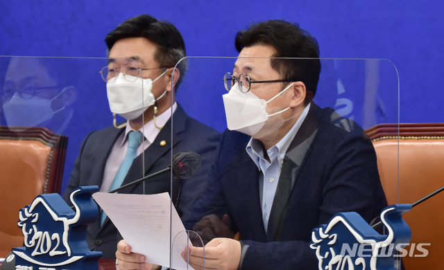 [서울=뉴시스]김진아 기자 = 홍익표 정책위의장이 20일 서울 여의도 국회에서 열린 더불어민주당 원내대책회의에 참석, 발언하고 있다. (공동취재사진) 2021.04.20. photo@newsis.com