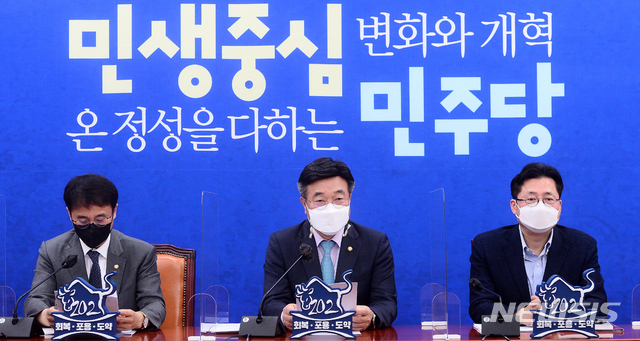 [서울=뉴시스]김진아 기자 = 더불어민주당 윤호중 원내대표 겸 비상대책위원장이 20일 서울 여의도 국회에서 열린 원내대책회의에서 발언하고 있다. (공동취재사진) 2021.04.20. photo@newsis.com