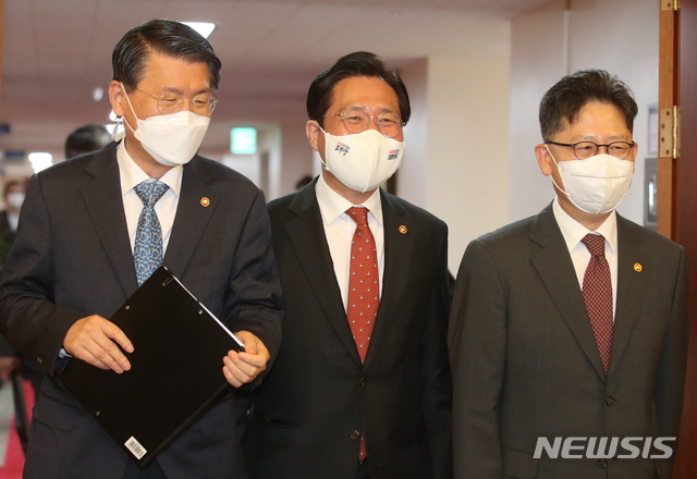 [서울=뉴시스]김명원 기자 = 은성수 금융위원장(왼쪽부터)과 성윤모 산업통상자원부 장관, 김현수 농림축산식품부 장관이 20일 오전 서울 종로구 정부서울청사에서 열린 국무회의에 참석하고 있다. 2021.04.20. kmx1105@newsis.com