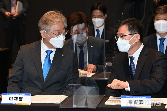 [서울=뉴시스]국회사진기자단 = 이재명 경기도지사가 20일 서울 여의도 국회 글래드호텔에서 열린 청소·경비노동자 휴게시설 개선 국회토론회에서 정성호 국회 예결위원장과 대화하고 있다. 2021.04.20. photo@newsis.com