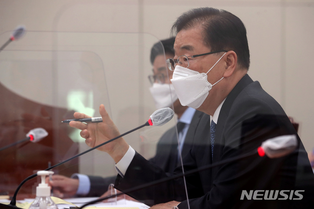 [서울=뉴시스]전진환 기자 = 정의용 외교부 장관이 20일 오전 서울 여의도 국회 외교통일위원회에서 열린 후쿠시마 오염수 방출과 관련한 국회 긴급현안보고에서 의원들의 질의에 답하고 있다.&nbsp; (공동취재사진) 2021.04.20. photo@newsis.com