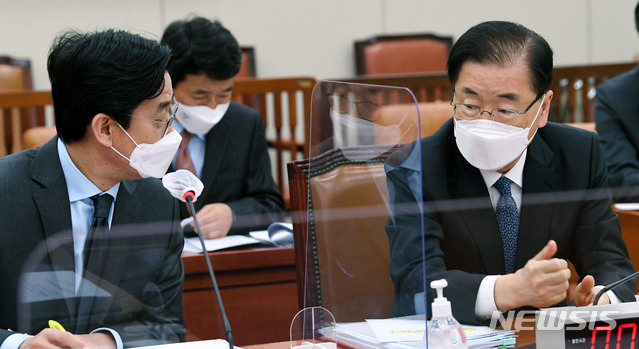 [서울=뉴시스]김진아 기자 = 정의용 외교부 장관이 20일 서울 여의도 국회에서 열린 외교통일위원회 전체회의에서 최종문 차관과 이야기하고 있다. (공동취재사진) 2021.04.20. photo@newsis.com