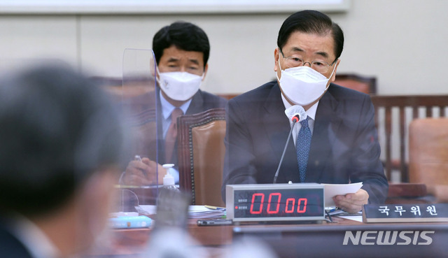 [서울=뉴시스]김진아 기자 = 정의용 외교부 장관이 20일 서울 여의도 국회에서 열린 외교통일위원회 전체회의에서 조태용 국민의힘 의원의 일본정부 후쿠시마 원전 오염수 방류와 관련한 질문에 답하고 있다. (공동취재사진) 2021.04.20. photo@newsis.com