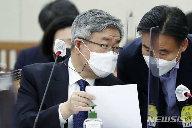 [서울=뉴시스]최동준 기자 = 이재갑 고용노동부 장관이 20일 서울 여의도 국회에서 열린 환경노동위원회 전체회의에 출석해 부처 직원과 자료를 살펴보고 있다. 2021.04.20. photocdj@newsis.com