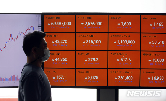 [서울=뉴시스]고승민 기자 = 20일 서울 빗썸 강남고객센터에서 직원이 암호화폐 시세를 살피고 있다. 2021.04.20. kkssmm99@newsis.com