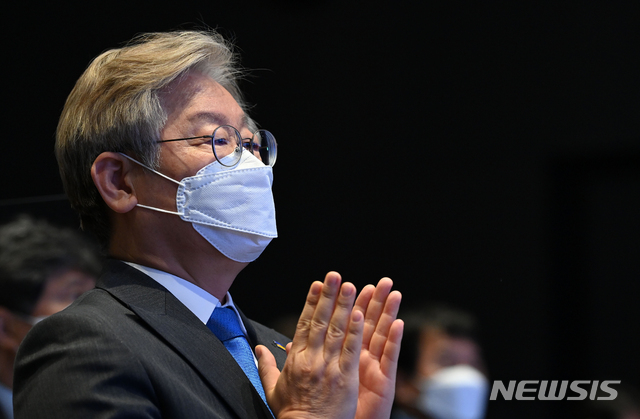 [서울=뉴시스]국회사진기자단 = 이재명 경기도지사는 자신이 제안한 '재산비례 벌금제'를 놓고 윤희숙 국민의힘 의원이 "재산과 소득을 구분해야 한다"는 취지로 조언하자 "국민의힘은 소속 의원에게 한글독해 좀 가르치라"고 지난 25일 질타했다. 사진은 20일 서울 여의도 글래드호텔에서 열린 청소·경비노동자 휴게시설 개선 국회토론회에서 참석자 소개를 들으며 박수를 치고 있는 이 지사의 모습. 2021.04.26. photo@newsis.com