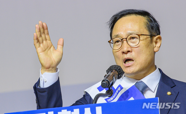 [광주=뉴시스] 류형근 기자 =더불어민주당 당대표와 최고위원 선출을 위한 광주·전남·제주 합동연설회가 20일 오전 광주 서구 김대중컨벤션센터에서 열린 가운데 홍영표 후보가 연설을 하고 있다. 2021.04.20. hgryu77@newsis.com