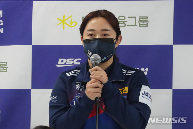 [서울=뉴시스]배훈식 기자 = 강릉시청 컬링팀(팀킴) 김영미가 20일 오전 서울 중구 T타워에서 열린 2021 컬링 세계선수권대회 팀킴 및 믹스 더블팀 출정식 & 유니폼 발표에 참석해 인사말을 하고 있다. 2021.04.20. dahora83@newsis.com
