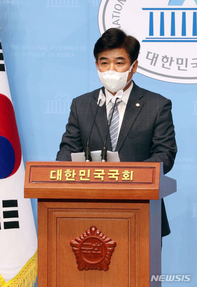 [서울=뉴시스]김진아 기자 = 김병욱 더불어민주당 의원이 20일 오전 서울 여의도 국회 소통관에서 종부세ㆍ재산세 완화 개정법률안 대표 발의 기자회견을 하고 있다. (공동취재사진) 2021.04.20. photo@newsis.com