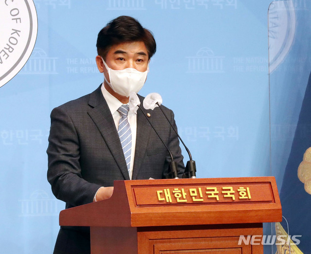 [서울=뉴시스] 김진아 기자 = 김병욱 더불어민주당 의원이 20일 오전 서울 여의도 국회 소통관에서 종합부동산세·재산세 완화 개정 법률안 대표 발의 기자회견을 하고 있다. (공동취재사진) 2021.04.20. photo@newsis.com