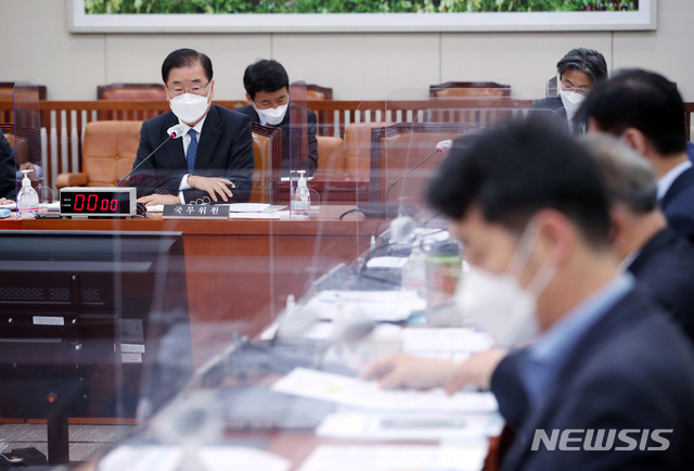 [서울=뉴시스]최동준 기자 = 정의용 외교부 장관이 20일 서울 여의도 국회 외교통일위원회에서 열린 후쿠시마 오염수 방출과 관련한 국회 긴급현안보고에서 질의에 답변하고 있다. (공동취재사진) 2021.04.20. photo@newsis.com