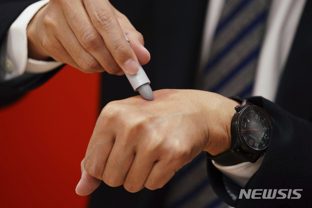 [도시=AP/뉴시스] 일본의 오염수 방류에 따라 중국인 소비자들이 일본 화장품 브랜드에 불매운동을 전개하고 있다고 지난 24일(현지 시각) 일본 더재팬타임스가 보도했다. 사진은 일본 다국적 화장품 회사 시세이도의 하위 브랜드 우노의 마츠오 요시유키 브랜드 부매니저가 최신 남성용 립밤을 선보이고 있는 모습. 2023.06.26.