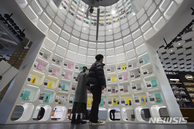 [도쿄=AP/뉴시스] 다카이치 사나에 일본 총리의 '대만 유사시 개입' 발언으로 중일 관계가 악화하는 가운데, 일본 주식시장에서 시세이도 등 중국인 관련 소비재 주가가 약세를 보이고 있다. (사진=뉴시스DB) 2025.12.09.