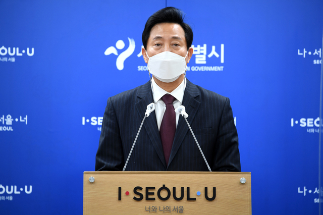 [서울=뉴시스]오세훈 서울시장이 20일 서울 중구 서울시청 브리핑룸에서 고(故) 박원순 전 시장 재직 시절의 성희롱·성폭력 피해자 관련 및 국무회의 발언 요지를 발표하고 있다. (사진=서울시 제공) 2021.04.20. photo@newsis.com