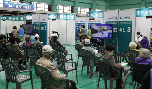 [서울=뉴시스]김형수 기자 =20일 서울 동대문구 동대문구체육관 코로나19접종센터에서 75세 이상 어르신들이 예방접종순서를 기다리고 있다. 2021.04.20. kyungwoon59@newsis.com
