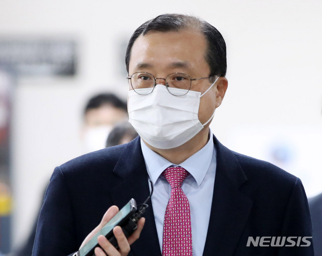 [서울=뉴시스]고범준 기자 = 사법행정권을 남용해 재판에 개입한 혐의를 받는 임성근 전 부장판사가 지난달 20일 오후 서울 서초구 서울고등법원에서 열린 항소심 공판에 출석하고 있다. 2021.04.20. bjko@newsis.com